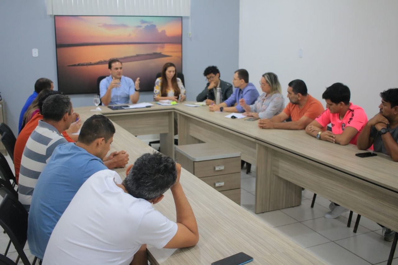 Prefeito de Parintins e representantes de blocos definem formato para o Carnailha 2025