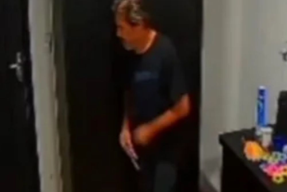 Homem furta celular de funcion&aacute;ria de shopping em Manaus