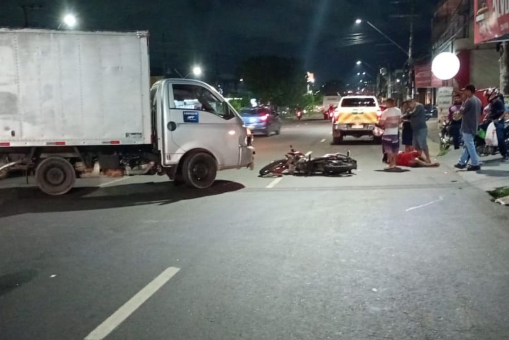 Motociclista e passageira são arremessados após colisão no bairro Tancredo Neves Motociclista e passageira são arremessados após colisão no bairro Tancredo Neves