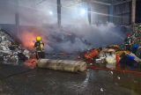 Bombeiros combatem incêndio em fábrica de materiais recicláveis no Distrito Industrial