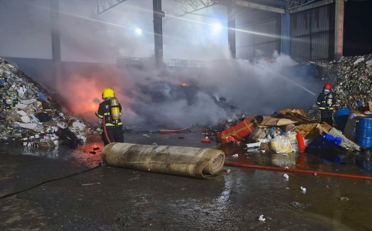 Bombeiros combatem incêndio em fábrica de materiais recicláveis no Distrito Industrial Bombeiros combatem incêndio em fábrica de materiais recicláveis no Distrito Industrial