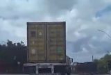 Carreta trafega com contêiner solto na pelas ruas da Zona Sul de Manaus