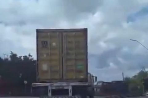 Carreta trafega com contêiner solto na pelas ruas da Zona Sul de Manaus