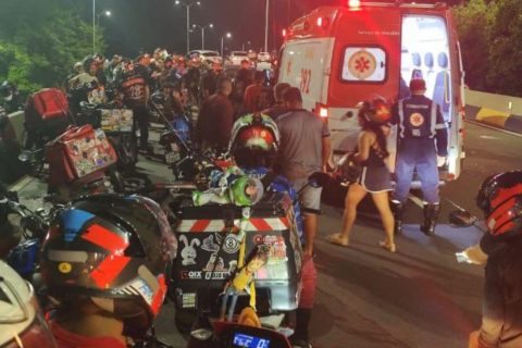 Motociclista fratura perna em acidente de trânsito na Avenida Mário Ypiranga