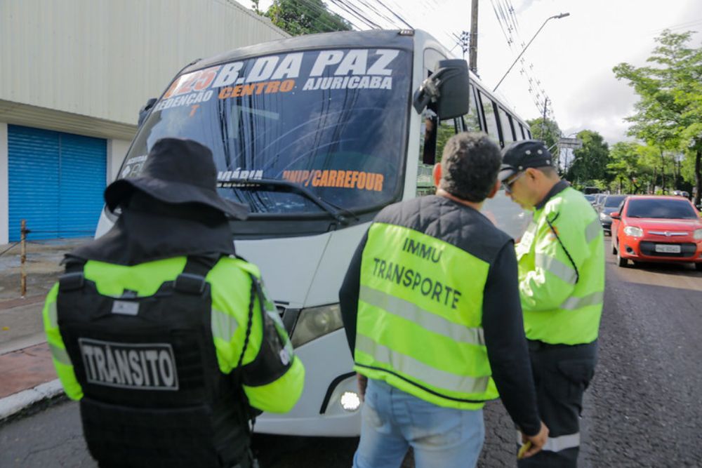 Fiscalização do transporte executivo e alternativo é intensificada em Manaus Fiscalização do transporte executivo e alternativo é intensificada em Manaus