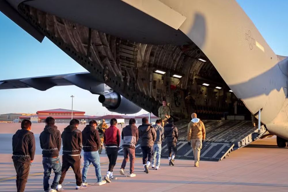 Primeiro voo de deportados dos EUA chega ao Brasil nesta sexta (24)