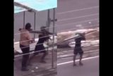 Homem arranca pedaços de alumínio de parada de ônibus em Manaus
