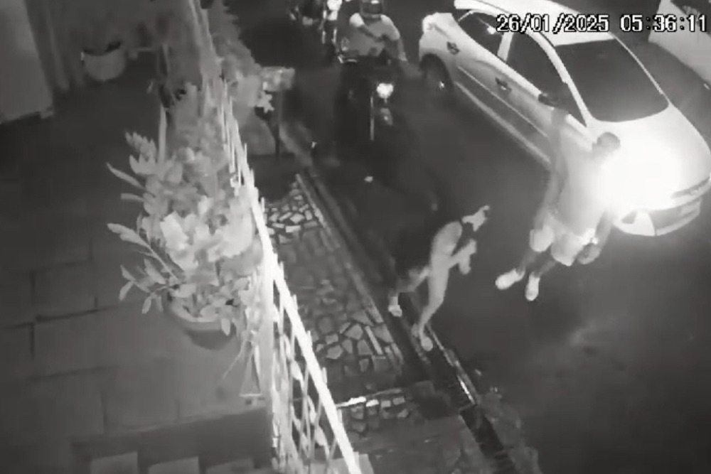 Casal é assaltado por criminoso ao descer de carro no bairro Alvorada Casal é assaltado por criminoso ao descer de carro no bairro Alvorada