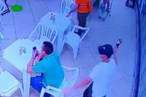 Homem agride gerente de supermercado com garrafa de azeite na cabeça, em Manaus
