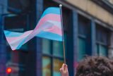 Pessoas trans encontram obstáculos e rejeição na busca por emprego formal