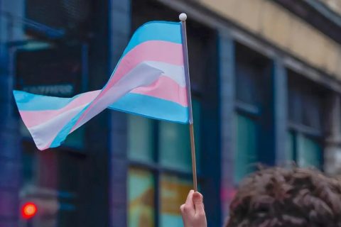 Pessoas trans encontram obstáculos e rejeição na busca por emprego formal