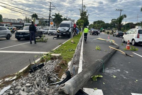 Motorista cochila ao volante e derruba poste na Avenida Coronel Teixeira