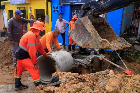 Prefeitura monta operação de trânsito e muda rotas de ônibus devido à obra de saneamento na zona Oeste