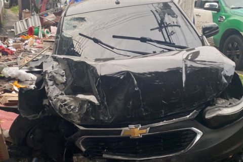 Carro desgovernado atinge banca de flores e muro de cemitério na Zona Centro-Sul de Manaus