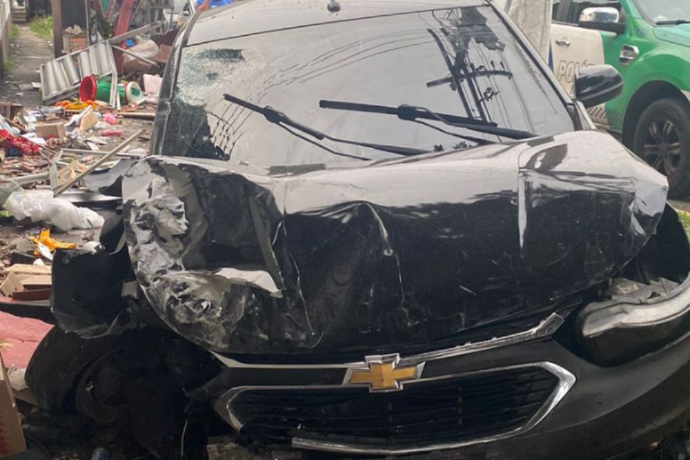 Carro desgovernado atinge banca de flores e muro de cemitério na Zona Centro-Sul de Manaus Carro desgovernado atinge banca de flores e muro de cemitério na Zona Centro-Sul de Manaus