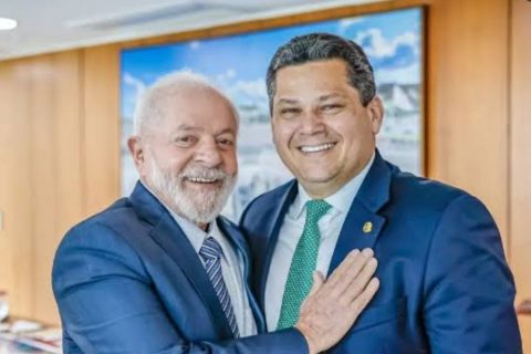Lula parabeniza Alcolumbre por vitória na presidência do Senado
