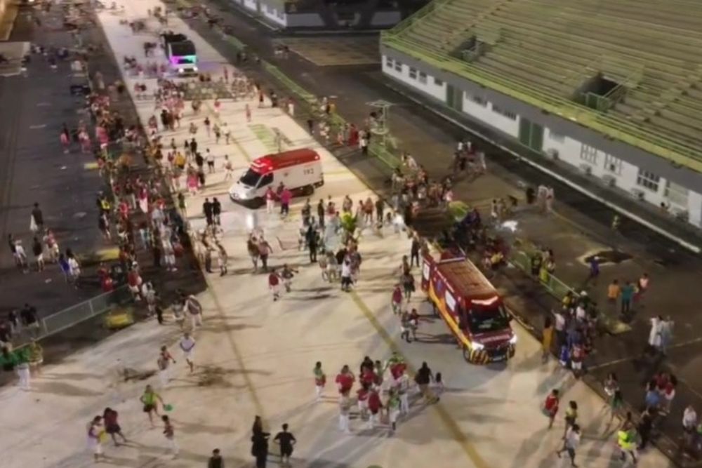 Acidente com carro aleg&oacute;rico deixa carnavalescos feridos ap&oacute;s desfile em Manaus