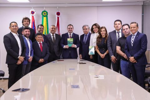 Presidentes da Aleam e do TJAM recebem livro "Comentários à Constituição do Amazonas" e destacam importância da obra