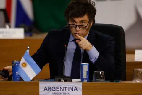 Argentina proíbe cirurgia de gênero e terapia hormonal para menores