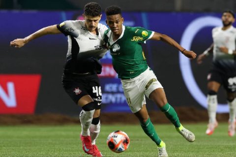 Hugo Souza defende pênalti nos acréscimos e Corinthians garante empate com Palmeiras