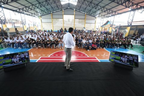 Governador Wilson Lima abre ano letivo da capital com lançamento de projeto para inserir estudantes no mercado de trabalho