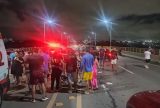 Motociclista morre ao colidir com carreta na Ponte Rio Negro