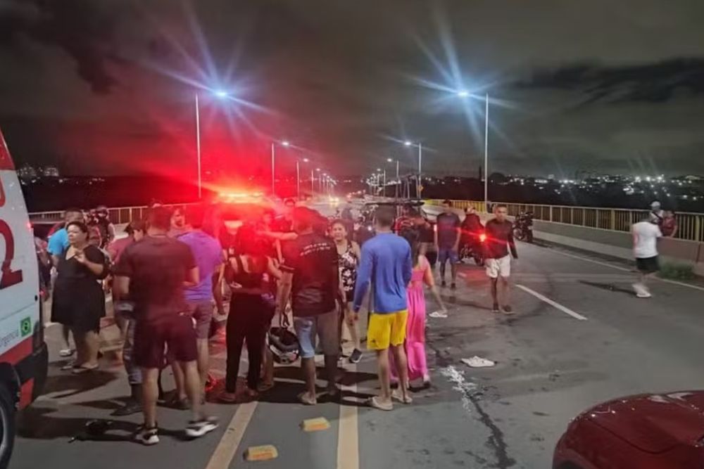 Motociclista morre ao colidir com carreta na Ponte Rio Negro Motociclista morre ao colidir com carreta na Ponte Rio Negro