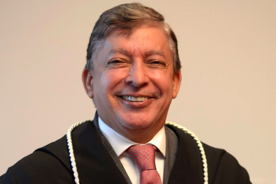 Al&eacute;m dos microfones