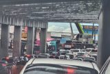 Carreta tomba e afeta trânsito na avenida das Torres em Manaus