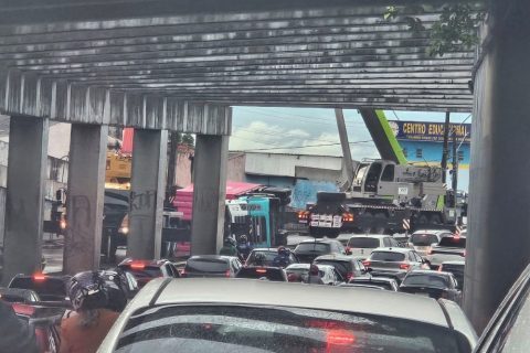 Carreta tomba e afeta trânsito na avenida das Torres em Manaus