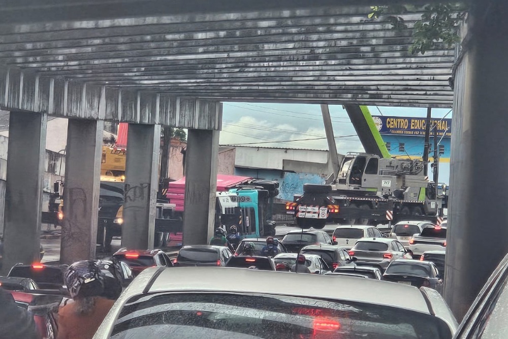 Carreta tomba e afeta tr&acirc;nsito na avenida das Torres em Manaus
