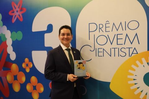 Pró-reitor da UEA recebe Prêmio Jovem Cientista por impacto acadêmico e inovação científica