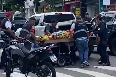 Repercussão negativa de violência contra ambulante faz Prefeitura mudar ação. Veja vídeo e nota