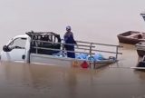 Caminhão com botijões de gás perde o freio e cai no Rio Amazonas