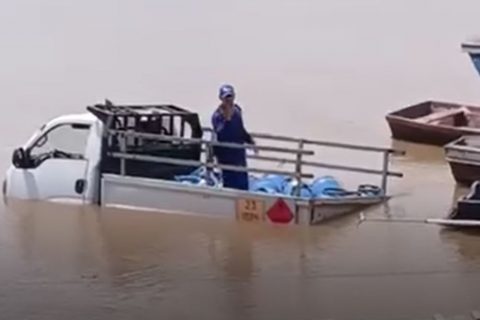 Caminhão com botijões de gás perde o freio e cai no Rio Amazonas