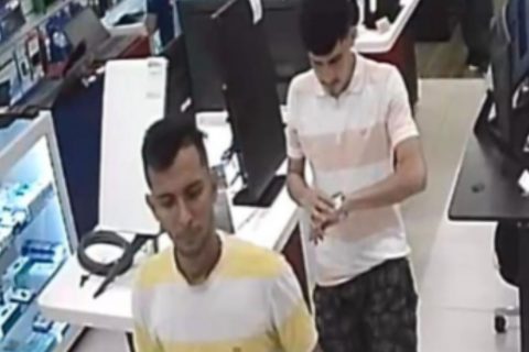 Dupla finge ser cliente e rouba fone de ouvido de última geração em shopping de Manaus
