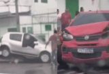 Carro é arremessado na calçada após colidir com outro veículo no bairro Cachoeirinha