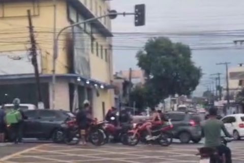 Motociclista fica ferido após acidente com carro na Zona Sul de Manaus