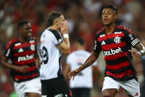 Flamengo vence Vasco e garante vaga na semifinal do Carioca