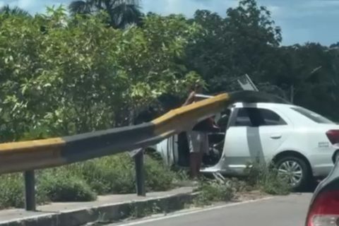 Motorista de táxi fica preso em carro após acidente na Avenida das Torres