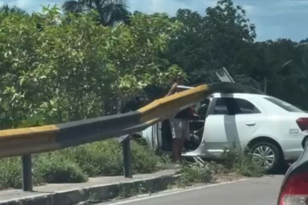 Motorista de táxi fica preso em carro após acidente na Avenida das Torres Motorista de táxi fica preso em carro após acidente na Avenida das Torres