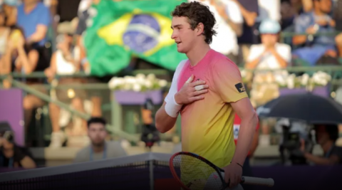 João Fonseca se recupera e vence na estreia de circuito do tênis