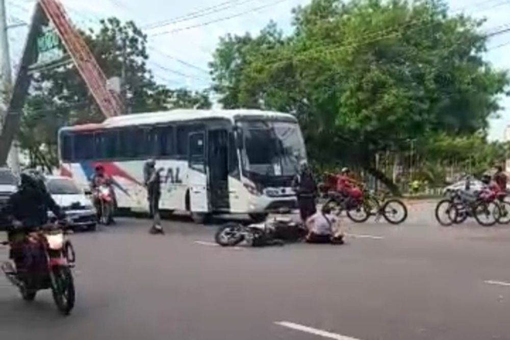 Tr&ecirc;s pessoas ficam feridas em acidente de tr&acirc;nsito no bairro Parque Dez