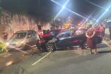 Motorista perde controle do carro, invade canteiro e bate em outro veículo na Avenida Torquato Tapajós