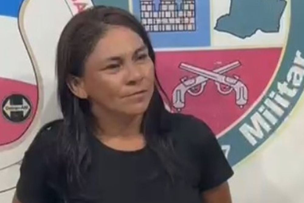 Mulher é presa suspeita de matar rival a facadas em praça pública no interior do Amazonas Mulher é presa suspeita de matar rival a facadas em praça pública no interior do Amazonas