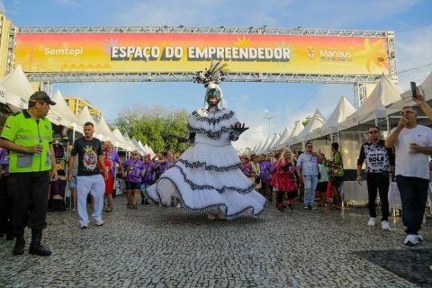 ‘Empreende Folia 2025’ fortalece economia criativa e leva alegria ao calçadão da Ponta Negra