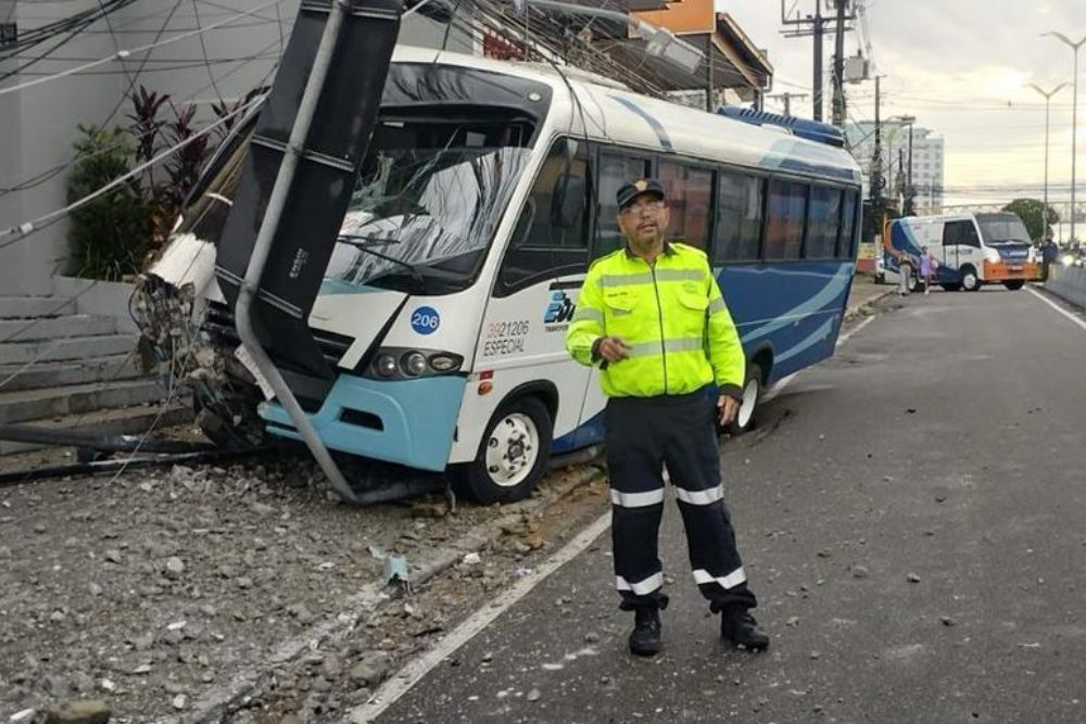 Acidente provoca interdi&ccedil;&atilde;o tempor&aacute;ria em ala superior da avenida Darcy Vargas