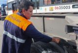 Operação flagra caminhões em situações precárias e motoristas de ‘amarelinhos’ sem habilitação