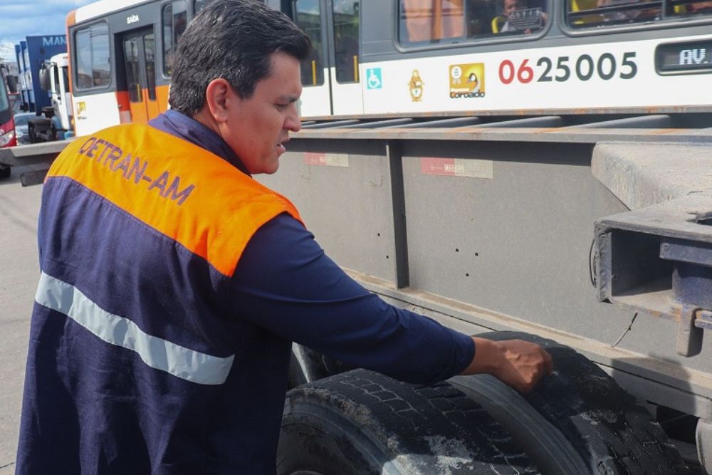 Operação flagra caminhões em situações precárias e motoristas de ‘amarelinhos’ sem habilitação Operação flagra caminhões em situações precárias e motoristas de ‘amarelinhos’ sem habilitação