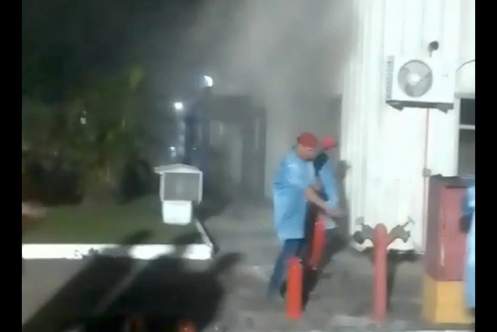 Fábrica do Distrito Industrial é atingida por princípio de incêndio Fábrica do Distrito Industrial é atingida por princípio de incêndio